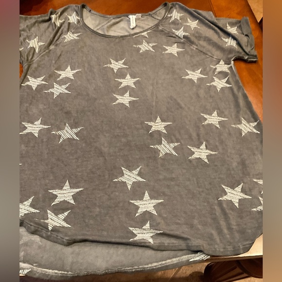 Cable & Gauge Tops - Cable & Gage lightweight, Semi Sheer Top, grey with white stars, short sleeves